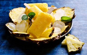 Ананасовое мороженое со льдом лежит на кусочках свежего ананаса