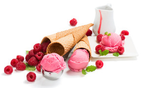 Малиновое мороженое в вафельных рожках на белом фоне