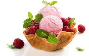 Малиновое мороженое с ягодами в вафельной корзинке 