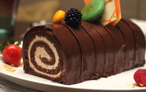 Рулет с кремом в шоколаде с ягодами 