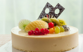 Круглый аппетитный чизкейк с ягодами  и фруктами
