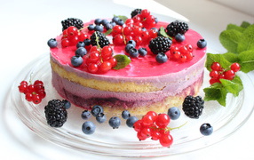 Круглый торт с суфле, ягодами черники, ежевики и красной смородины