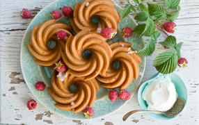 Песочное печенье на тарелке с ягодами малины
