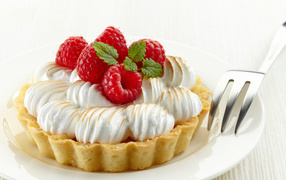 Песочное пирожное со сливками и свежей малиной