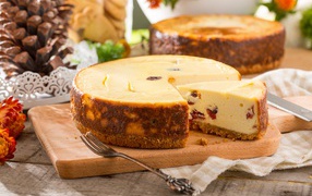 Нарезанный чизкейк на разделочной доске