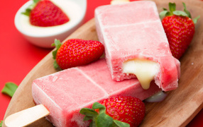 Клубничное мороженое на палочке со сгущенкой