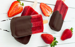 Клубничное мороженое с шоколадом и свежими ягодами