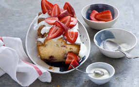 Сладкий кекс со свежей клубникой и сливками 