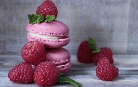 Сладкое печенье макарон со свежими ягодами клубники