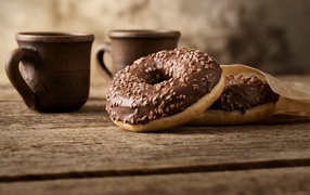 Сладкие круглые пончики с шоколадом на столе 