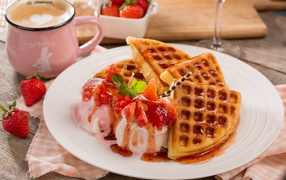 Сладкие вафли с мороженым и клубничным джемом