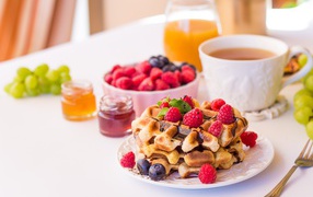 Сладкие  вафли с ягодами малины и черники на завтрак