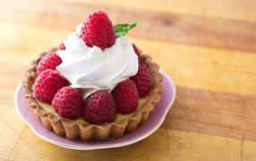 Tart with cream and fresh raspberries