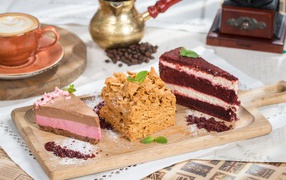 Три аппетитных куска торта на разделочной доске