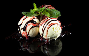 Три шарика мороженого с джемом на черном фоне