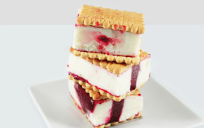 Три кусочка мороженого с печеньем на сером фоне