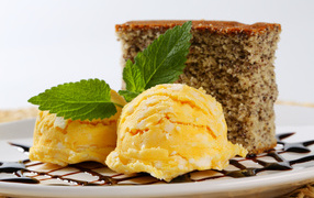 Два шарика фруктового мороженого с кусочком пирога