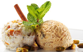 Два шарика мороженого с корицей и мятой