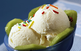 Ванильное мороженое с кусочками киви в синей тарелке