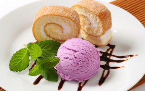 Vanilla roll with ice cream