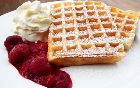 Вафли с малиновым джемом и сливками 