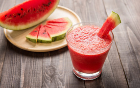 Арбузный смузи в стеклянном стакане с кусочками арбуза