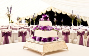 Свадебный торт со свежими цветами