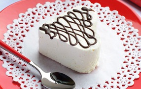 Белое пирожное в форме сердца с шоколадом