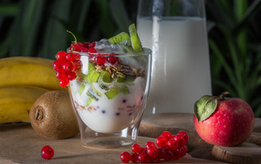 Йогурт с яблоками, киви и красной смородиной на завтрак