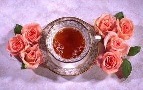 Красивая чашка черного чая на столе с розовыми розами