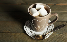 Чашка какао с кусочками маршмеллоу на кружевной салфетке