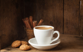 Чашка кофе с корицей и овсяным печеньем