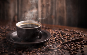 Чашка горячего ароматного кофе с кофейными зернами