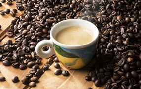 Чашка горячего кофе с кофейными зернами на столе