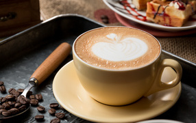 Большая чашка кофе с рисунком на пенке