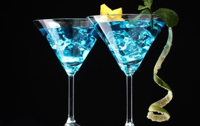 Коктейль Бомбей со льдом, лаймом и джиной на черном фоне