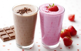 Chocolate and strawberry smoothies in glasses on the table