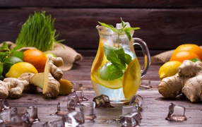 Холодный цитрусово - имбирный лимонад со льдом