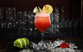 Коктейль Дайкири с лаймом, мятой и вишней