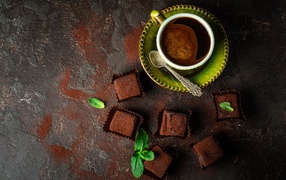 Ароматный кофе в чашке с шоколадными конфетами 