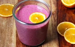 Свежий ягодный смузи с кусочками апельсина