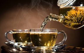Травяной чай в прозрачных чашках 