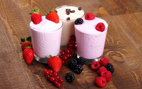 Молочные  коктейли с ягодами малины, клубники и ежевики 