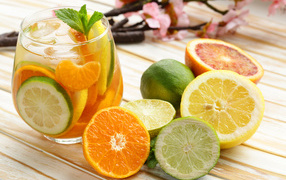 Освежающий цитрусовый напиток в стакане 