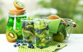 Refreshing drink with kiwi, lime and blueberries