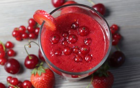 Smoothies with currants, cherries and strawberries