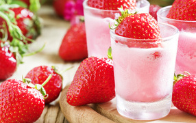 Клубничный коктейль со свежими ягодами на столе