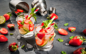 Летний напиток мохито с клубникой, лаймом и листьями мяты