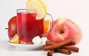 Чай с лимоном, яблоками и корицей на белом фоне