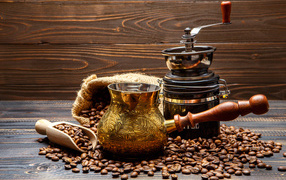Турка для кофе и кофейные зерна на столе